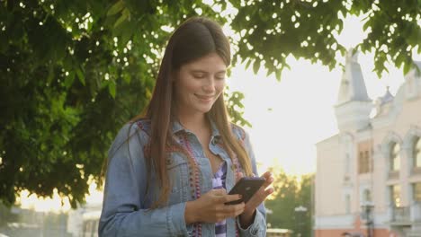 mujer usando teléfono inteligente al aire libre