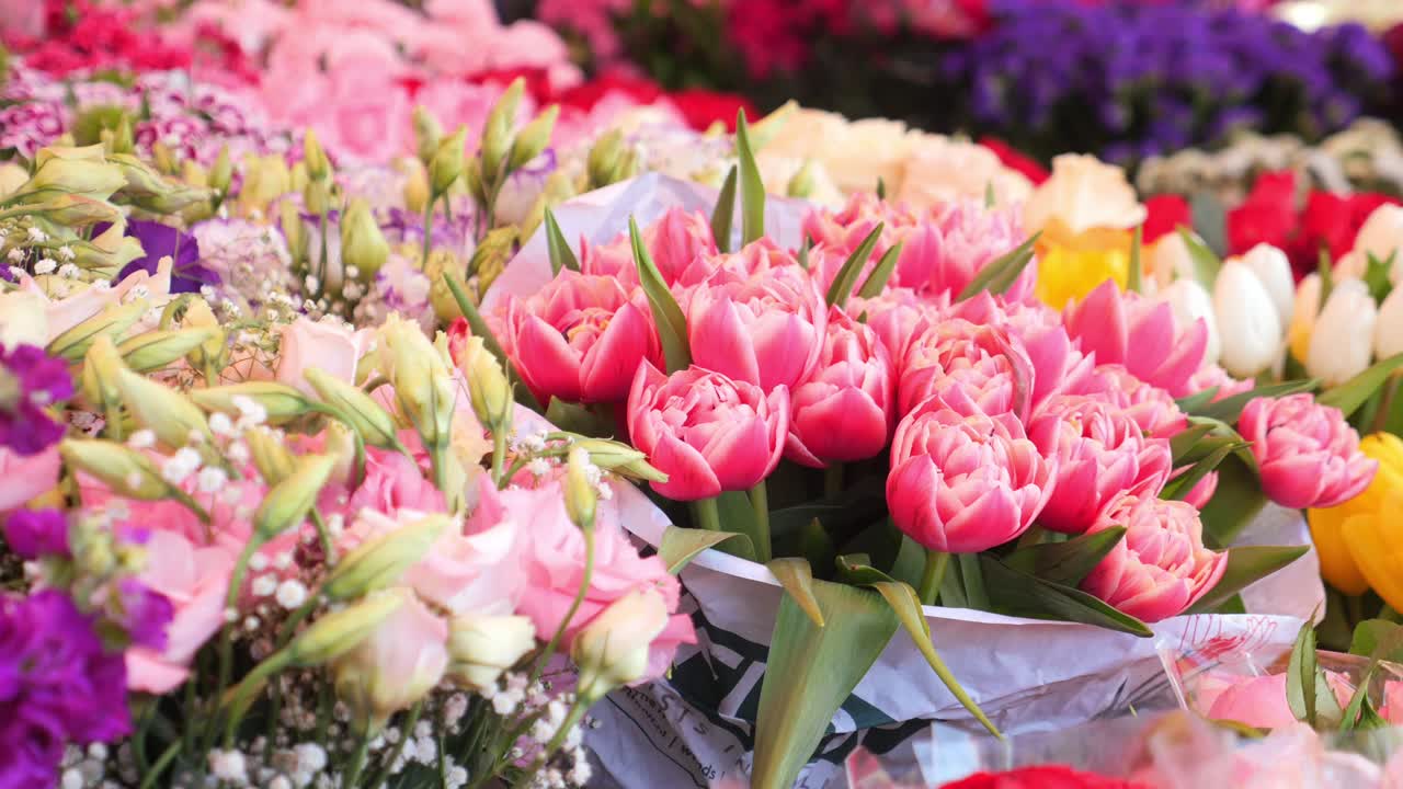 hermosos tulipanes rosados en un mercado de flores