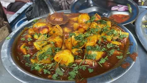 Indisches-Aloo-Curry-–-Kartoffeln,-Eingetaucht-In-Eine-Zwiebel-Tomaten-Soße-Und-Garniert-Mit-Korianderblättern