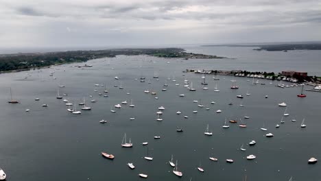 veleros en la bahía de newport rhode island antena