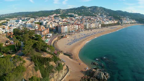 vista panorámica de la playa de lloret de mar en la costa brava de gerona a la hora dorada del amanecer