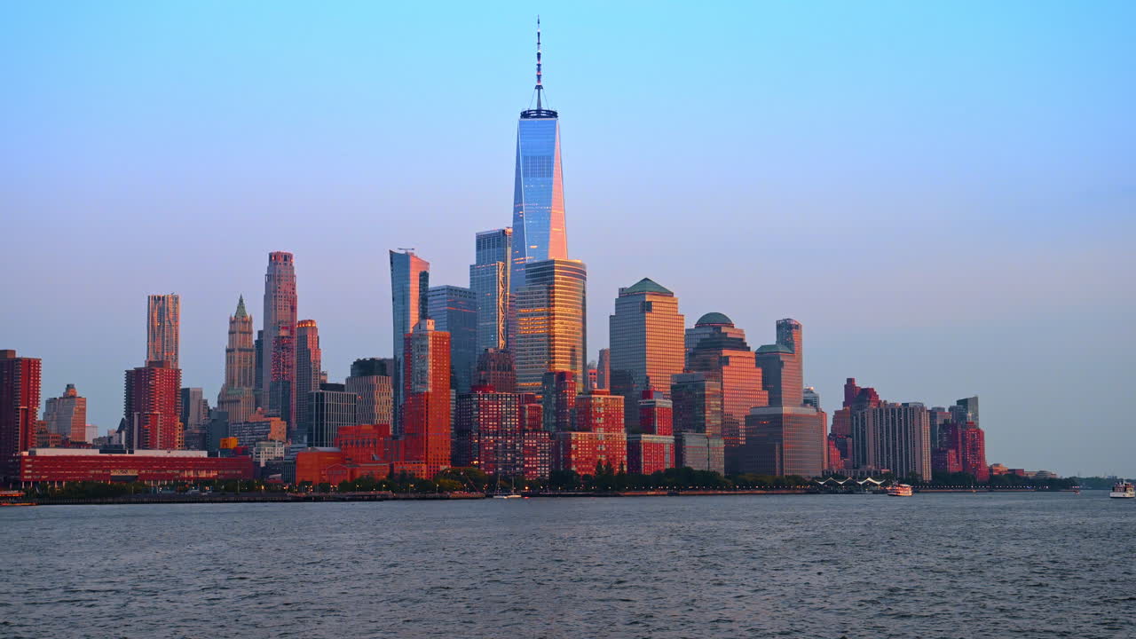 Panorama dello skyline di Lower Manhattan alla luce soffusa della sera. Ampia inquadratura della punta meridionale di Manhattan con i grattacieli durante la transizione al crepuscolo.
