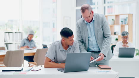 Hombre-De-Negocios,-Computadora-Portátil-Y-Entrenamiento-De-Líderes-En-La-Oficina