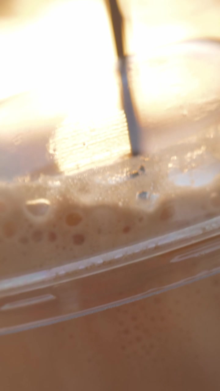 Caffè freddo da asporto con cannuccia