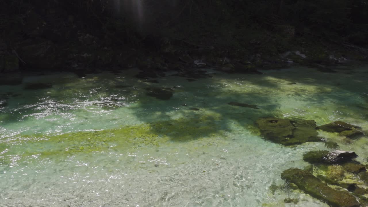 un primer plano de un agua clara de aspecto tropical del río soča en eslovenia