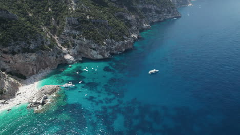 Video-Aéreo-De-Drones-Del-Mar-Paraíso-Tropical-En-El-Mediterráneo,-Cerdeña,-Costa-Azzurra