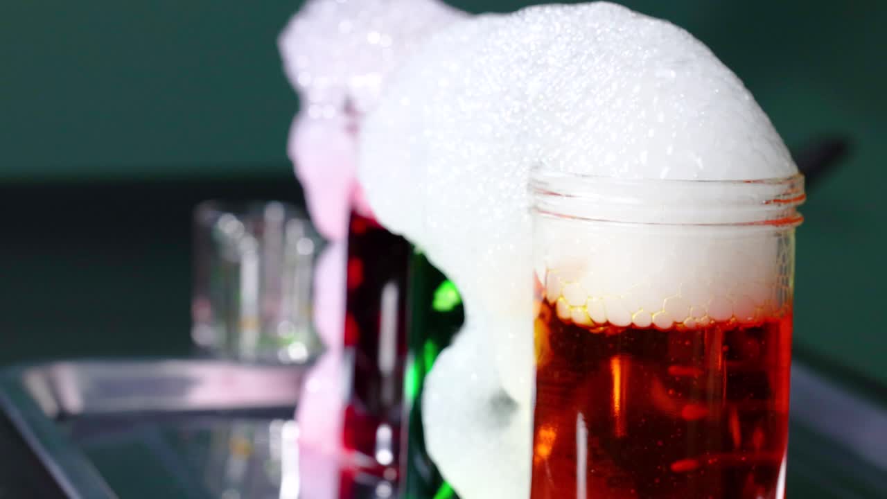 un vibrante experimento científico con hielo seco creando efectos de burbujas coloridas en recipientes de vidrio