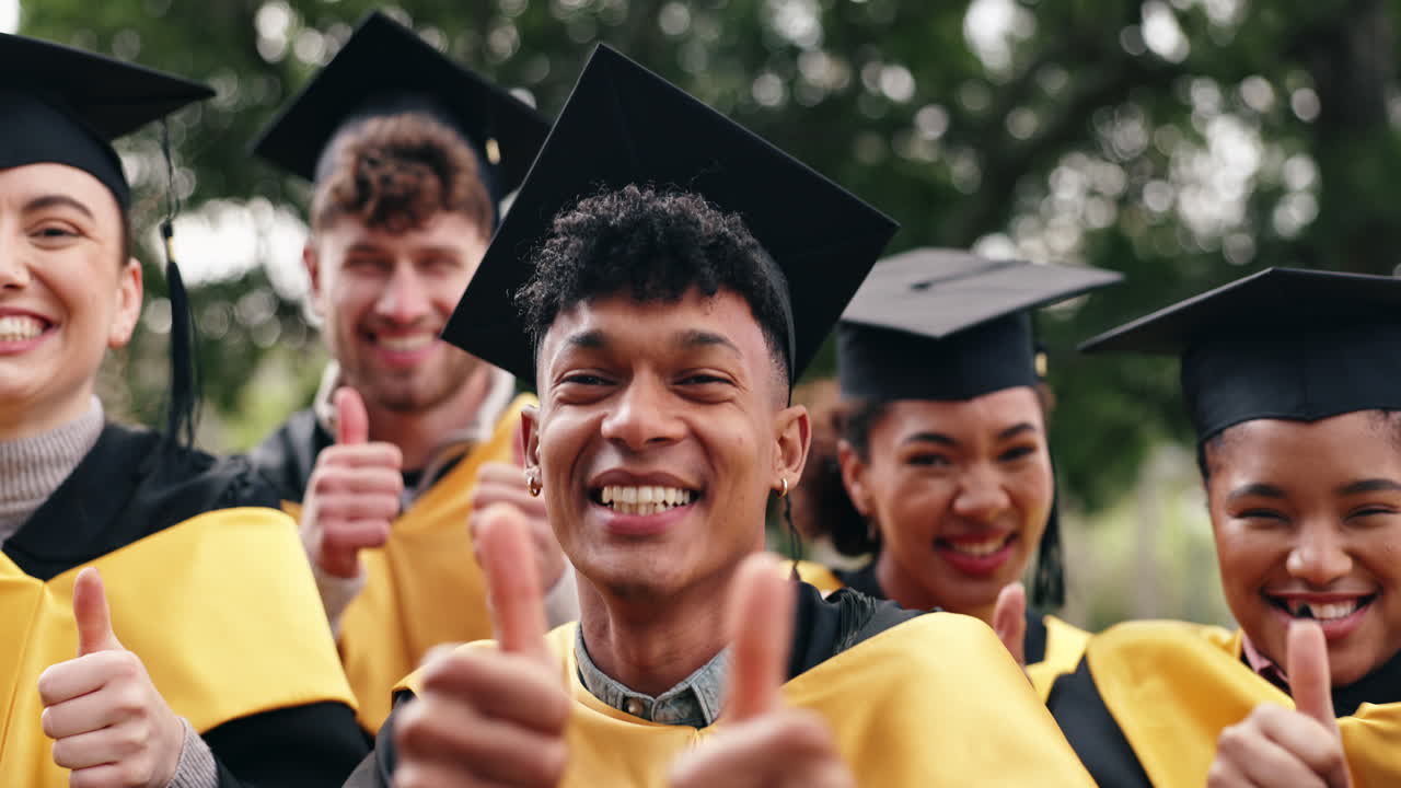 grupo de graduados celebrando la graduación