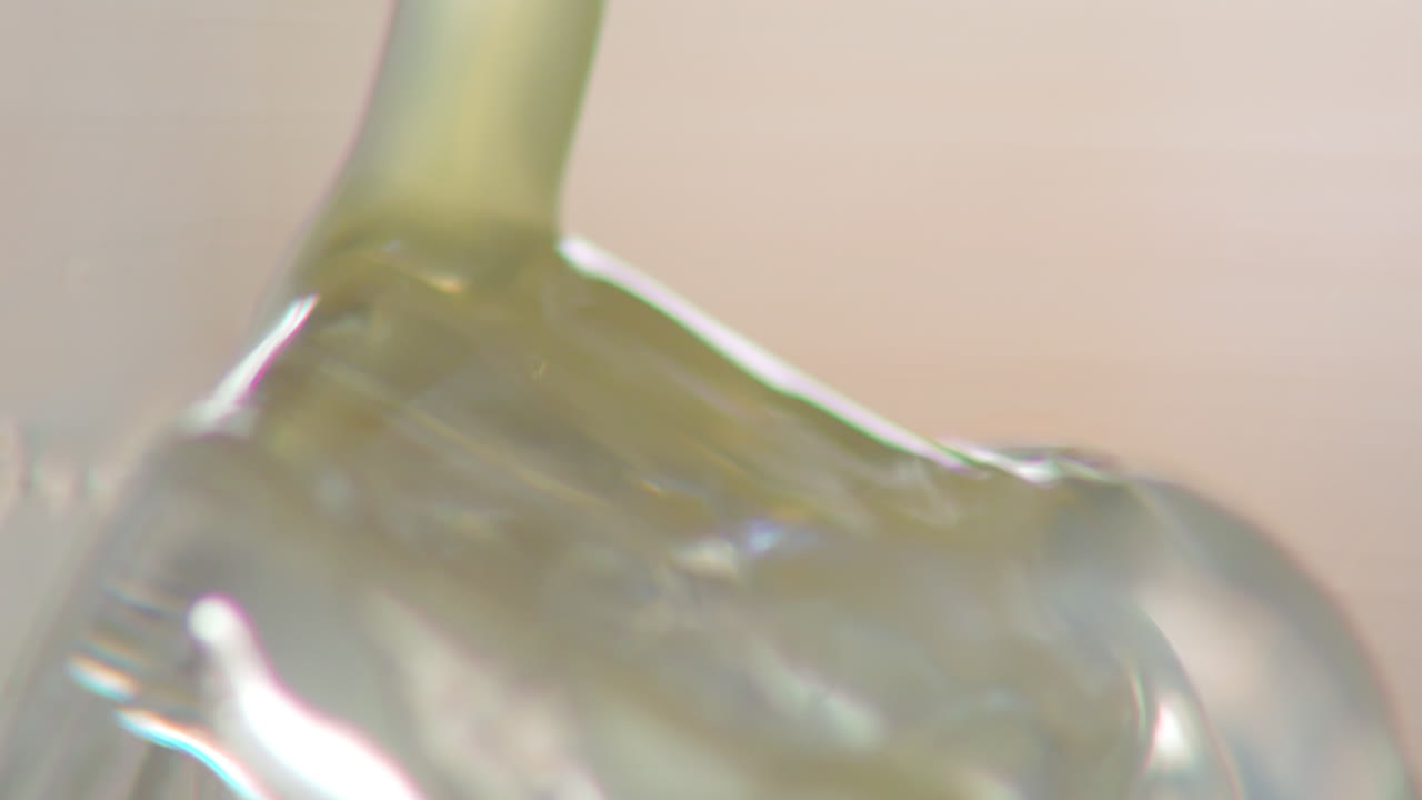 來自哥倫比亞、委內瑞拉、厄瓜多爾或秘魯的巴佩隆或帕內拉（未精製蔗糖），配檸檬和水。
