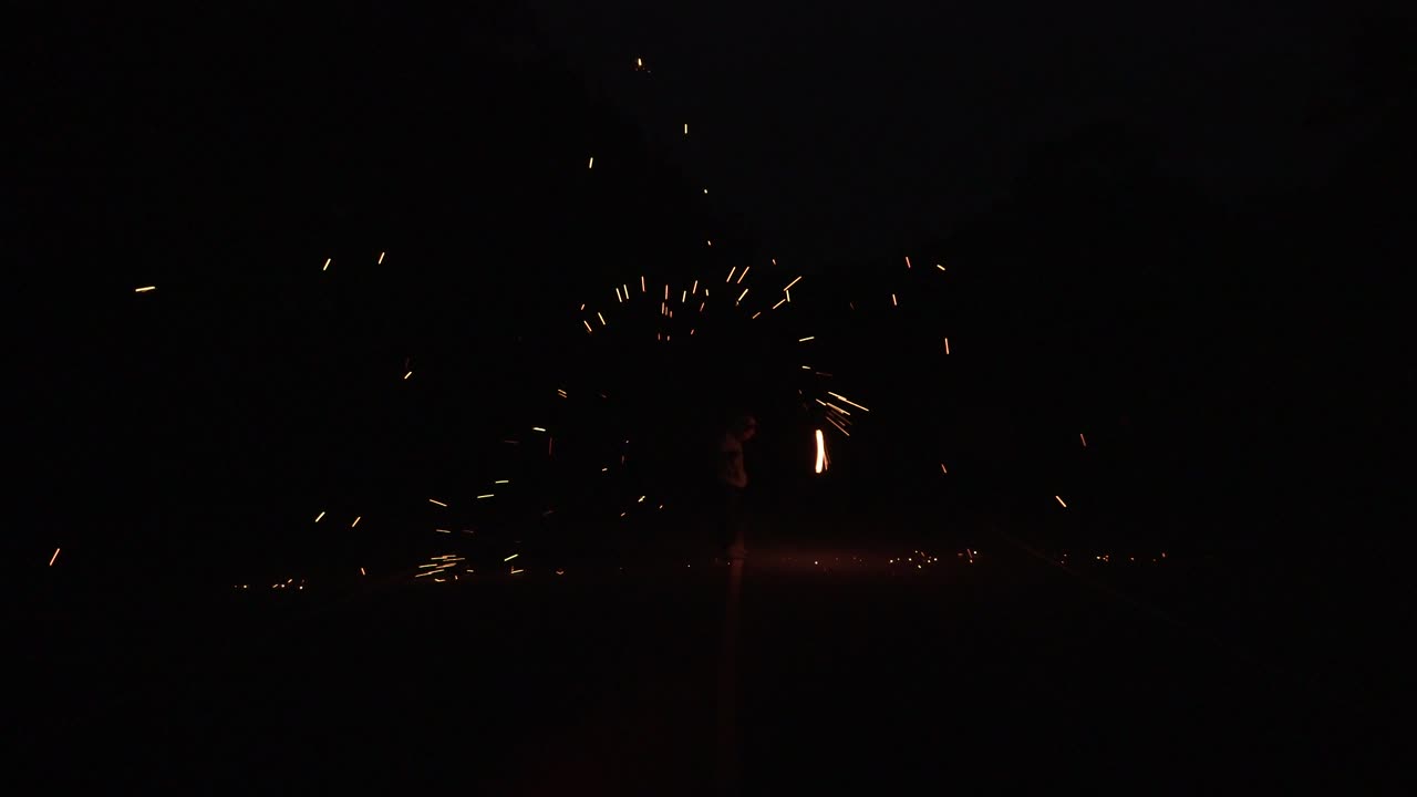 hombre girando fuego quemando lana de acero