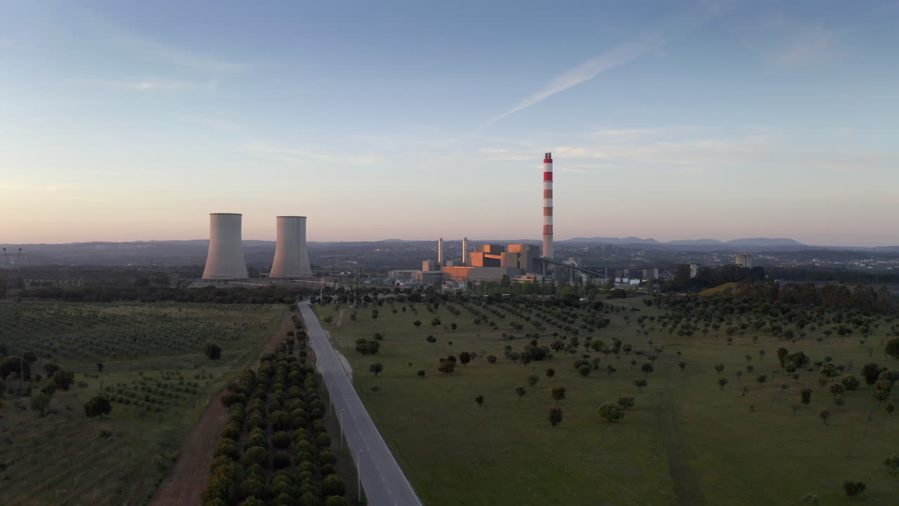 central termoeléctrica filmada al atardecer con un hermoso cielo azul