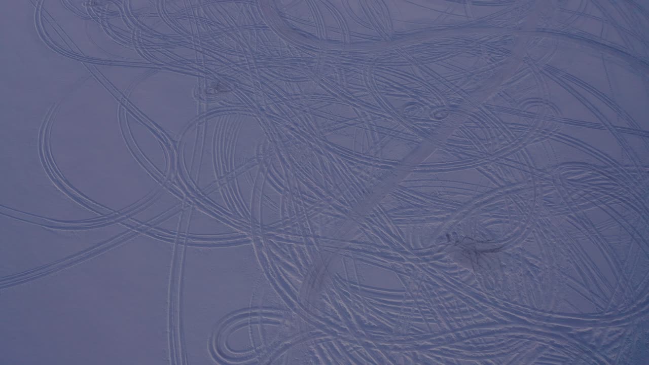 huellas en la nieve en un lago congelado en ontario, canadá