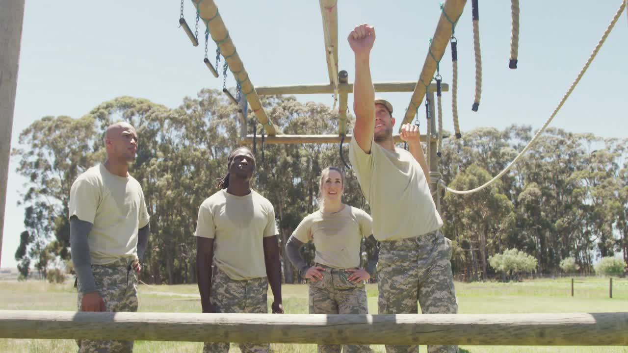 군대의 장애물 코스에서 운동을 설명하는 남성 강사와 함께 다양한 군인 그룹