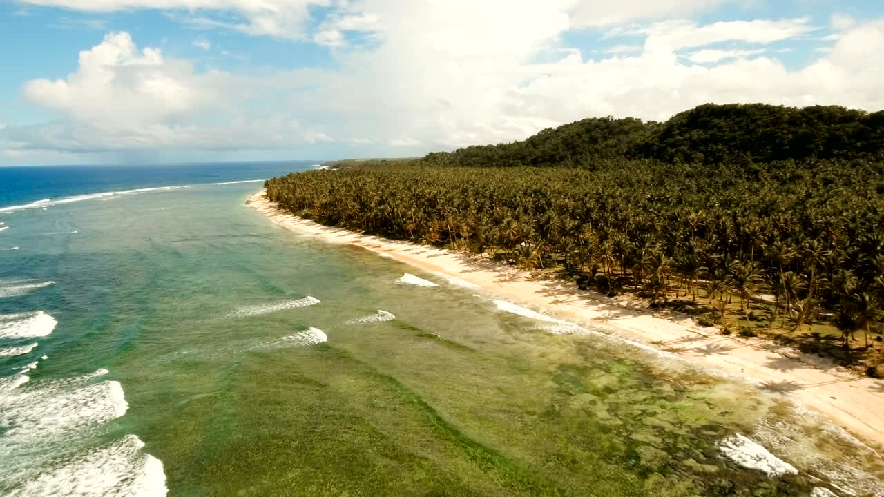 vista aérea de una hermosa playa en una isla tropical, filipinas, siargao