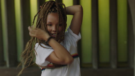 mujer bailarina joven bailarina de calle talentosa realizando movimientos de hip hop de estilo libre disfrutando de la expresión de la danza moderna de cerca