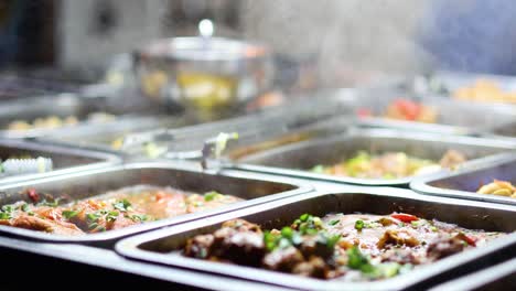varios tipos de curry exhibidos en un puesto de comida callejera