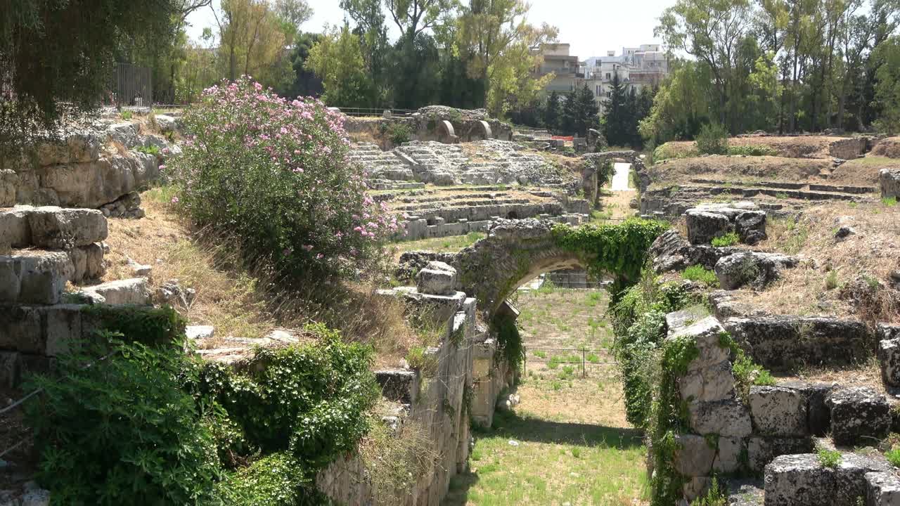 시라쿠사 (syracuse) 의 로마 암피테아터 (roman amphitheatre) 는 이탈리아 시칠리아에 있는 고대 기념물의 유적이다.
