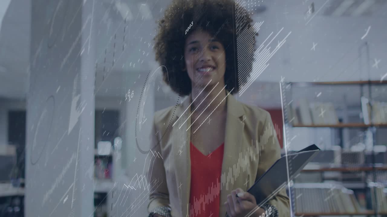 Impiegata in ufficio che scorre il telefono attivando grafici, tiene in mano una cartellina, controlla le metriche aziendali e guarda in alto