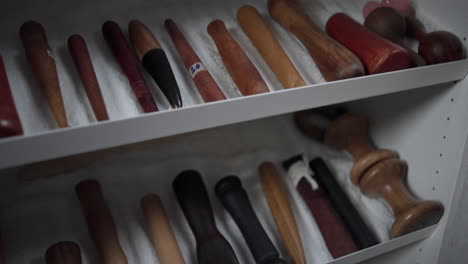 herramientas de masaje de madera en un estante