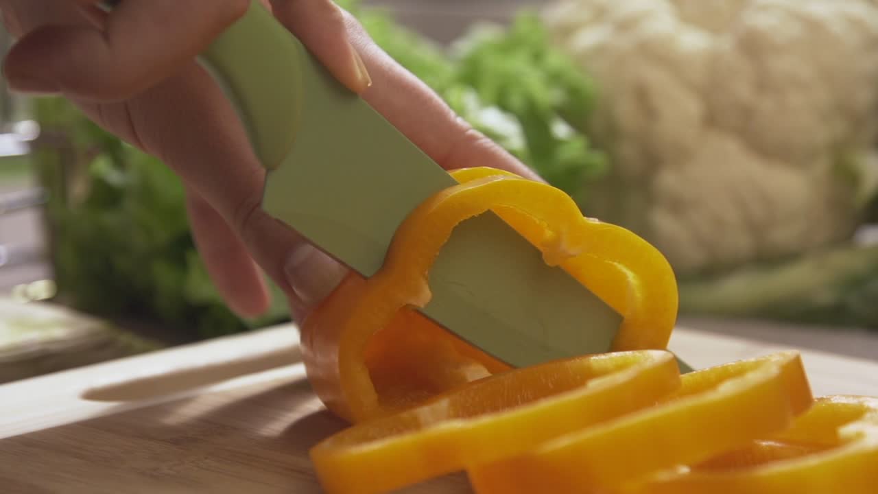 нарезая апельсиновый перец