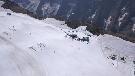 Toma-Aérea-De-Drones-De-La-Estación-De-Esquí-Deux-Alpes-Durante-El-Verano