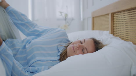 chica cansada cae de cara abajo en la almohada. mujer cansada cayendo en la cama. mujer cayendo a la cama y va a dormir