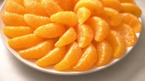 naranjas frescas en el plato - concepto saludable