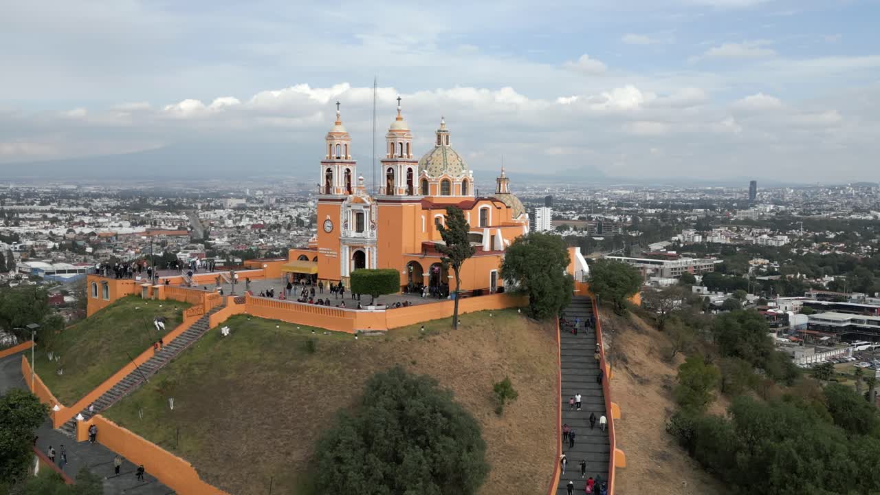 vista aérea de la pirámide y la iglesia de cholula al mediodía