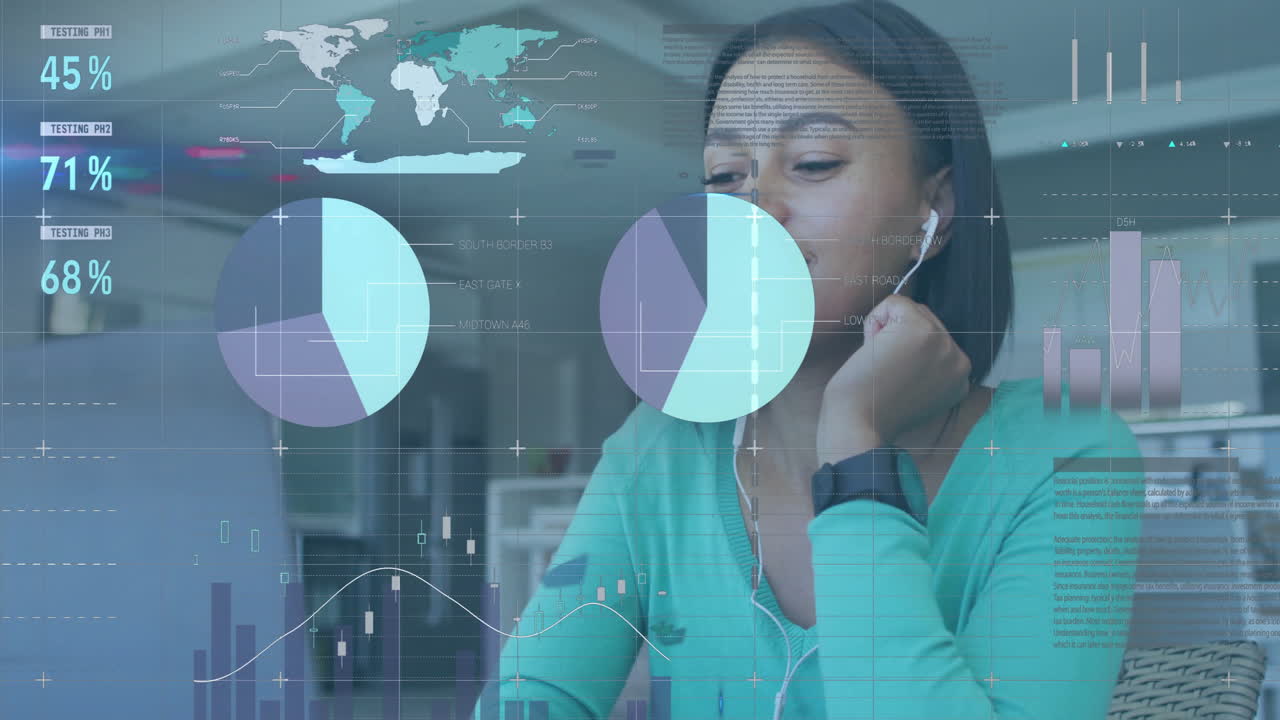 animación del procesamiento de datos financieros sobre una mujer biracial usando una computadora portátil