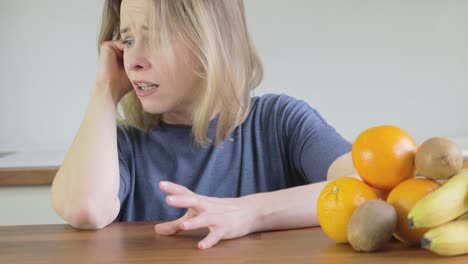 Decisión-De-Dieta-Cómica-Entre-Una-Rosquilla-O-Una-Fruta,-Ya-Que-La-Mujer-Elige-La-Rosquilla-Y-Mágicamente-Se-Aleja-De-Ella.