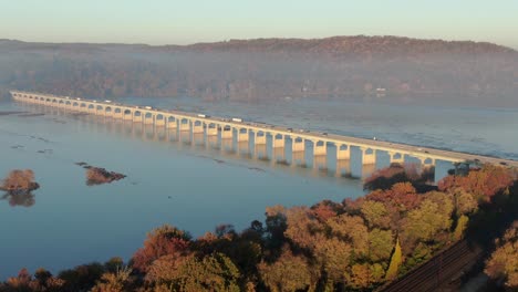 Antena-Del-Puente-De-La-Ruta-30-Sobre-El-Río-Susquehanna-Entre-Columbia,-Condado-De-Lancaster-Y-Wrightsville,-Condado-De-York,-Pensilvania,-Ee.uu.