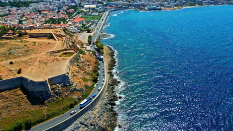 el castillo veneciano de fortezza la costa de la isla de creta, grecia, punto de referencia aéreo