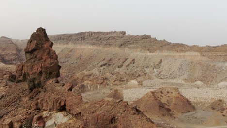 playa medio almud: foto aérea que pasa a través de dos rocas de la formación rocosa llamada el camello en la playa medio almud en la isla de gran canaria