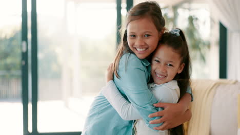 niña feliz, abrazo y hermanos por amor
