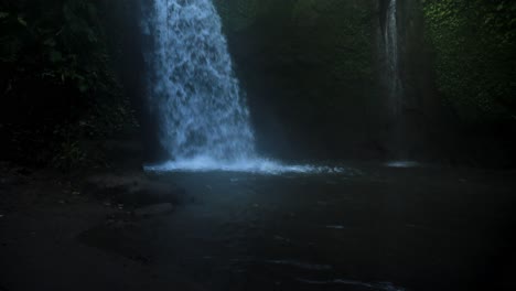 Cámara-Lenta-Inclinada-Hacia-Arriba-Toma-De-Una-Cascada-En-Ubud-En-Bali-En-Indonesia-En-Medio-De-La-Jungla