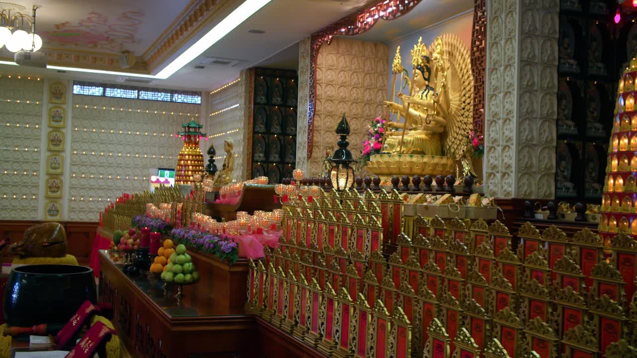 buda dorado y ofrendas de frutas en el altar de la sala del bodhisattva del templo chung tian en brisbane, queensland