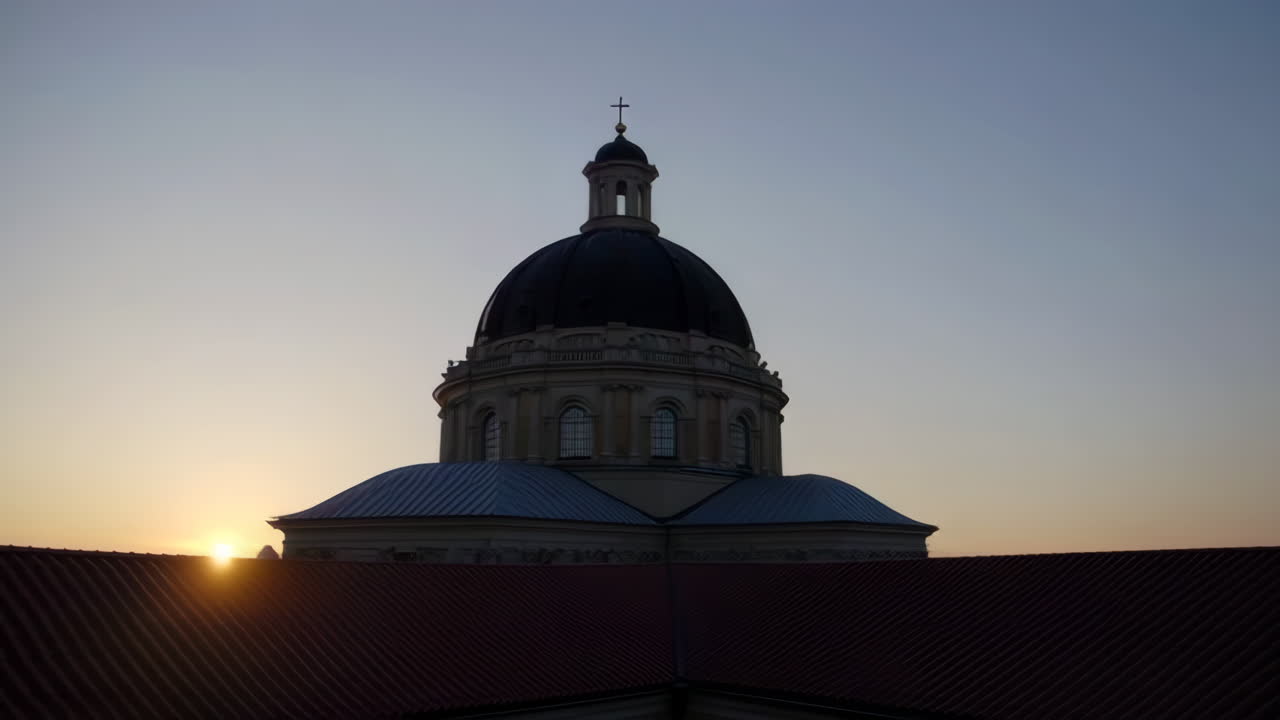 Solopgang over en historisk kirke