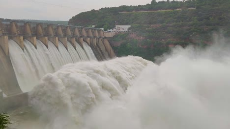 Smoky falls in  Srisailam Reservoir With Water Flowing in 4K