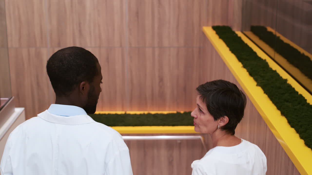 의사가 계단을 내려가고 있습니다.