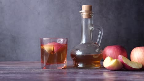 bebida de vinagre de manzana con manzanas