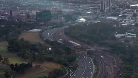 Vista-Aérea-De-La-Circunvalación-Interior-De-La-Ciudad-De-Brisbane-Con-Niebla-Durante-La-Mañana-Temprano---Qld-Australia