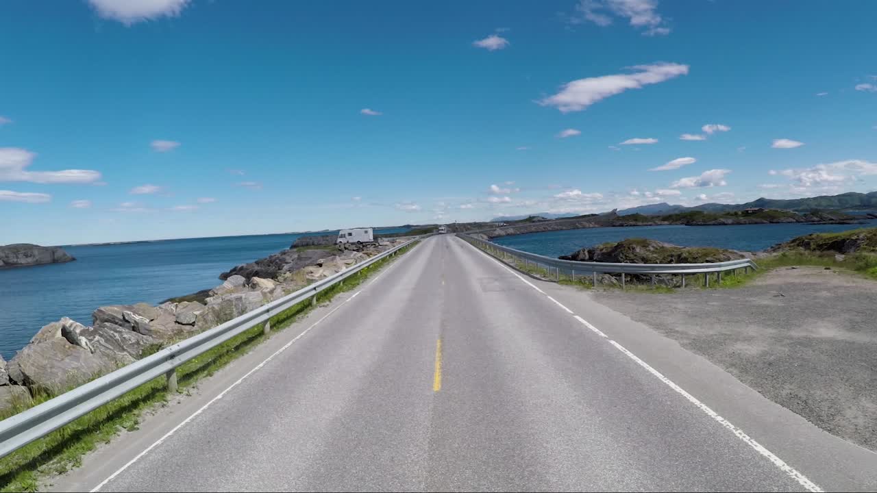 노르웨이의 도로에서 자동차를 운전하는 대서양 도로 또는 대서양 도로 (atlanterhavsveien) 는 (노르웨이의 세기의 건설) 라는 타이틀을 받았습니다.