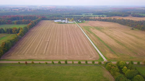 Vista-Aérea-Escénica-Sobre-Campos-Agrícolas-En-El-Campo-Rural-A-Principios-De-Otoño