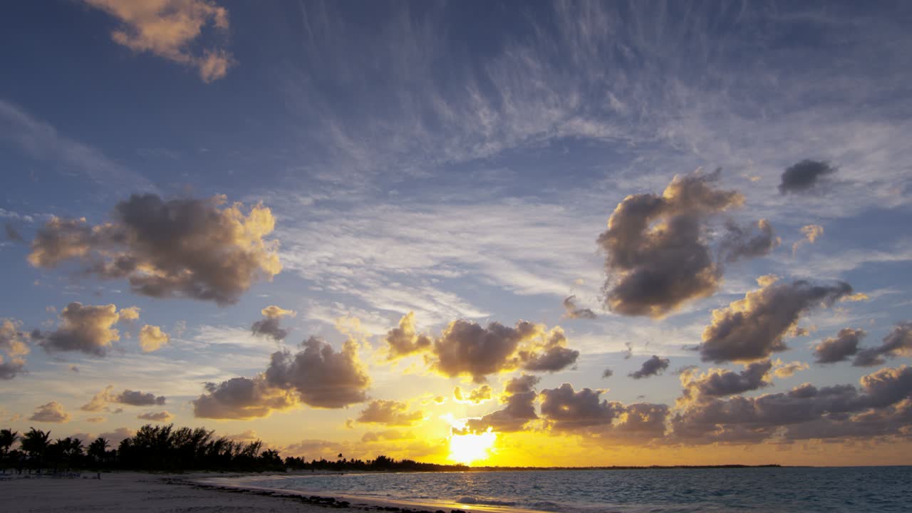 열대 해가 뜨는 바다의 파도가 럭셔리 모래 해변에서
