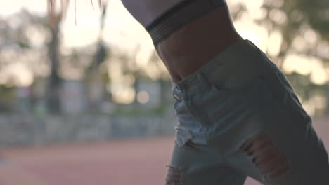 Frau-Tanzt-Bei-Sonnenuntergang-Im-Park-Zum-Training