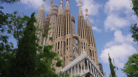 Cúpulas-Entre-árboles-De-La-Sagrada-Familia-En-Barcelona,-España.