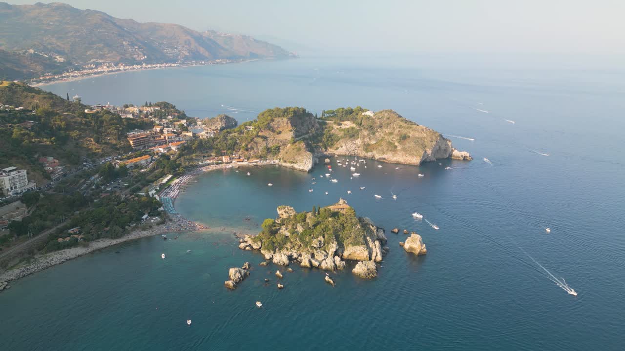Splendida ripresa con drone sopra Isola Bella vicino a Taormina, Sicilia