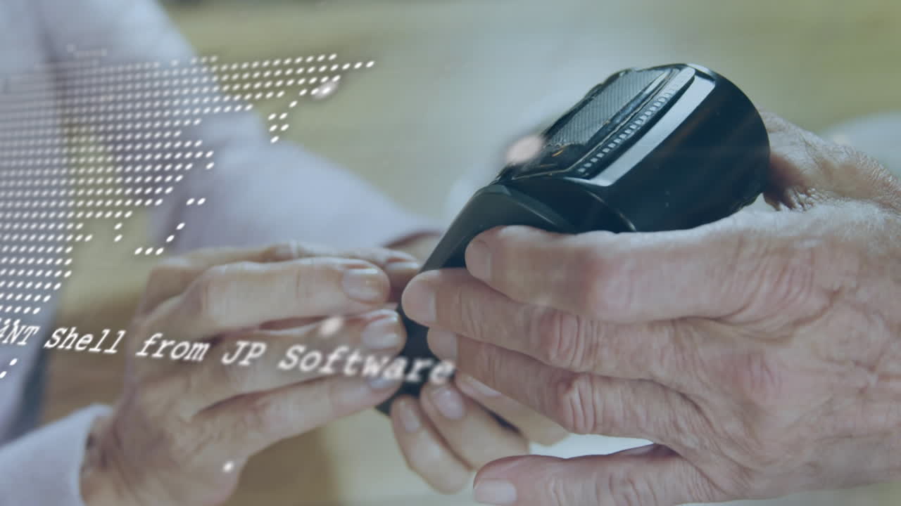 animación del procesamiento de datos sobre las manos de personas caucásicas que usan terminales de pago