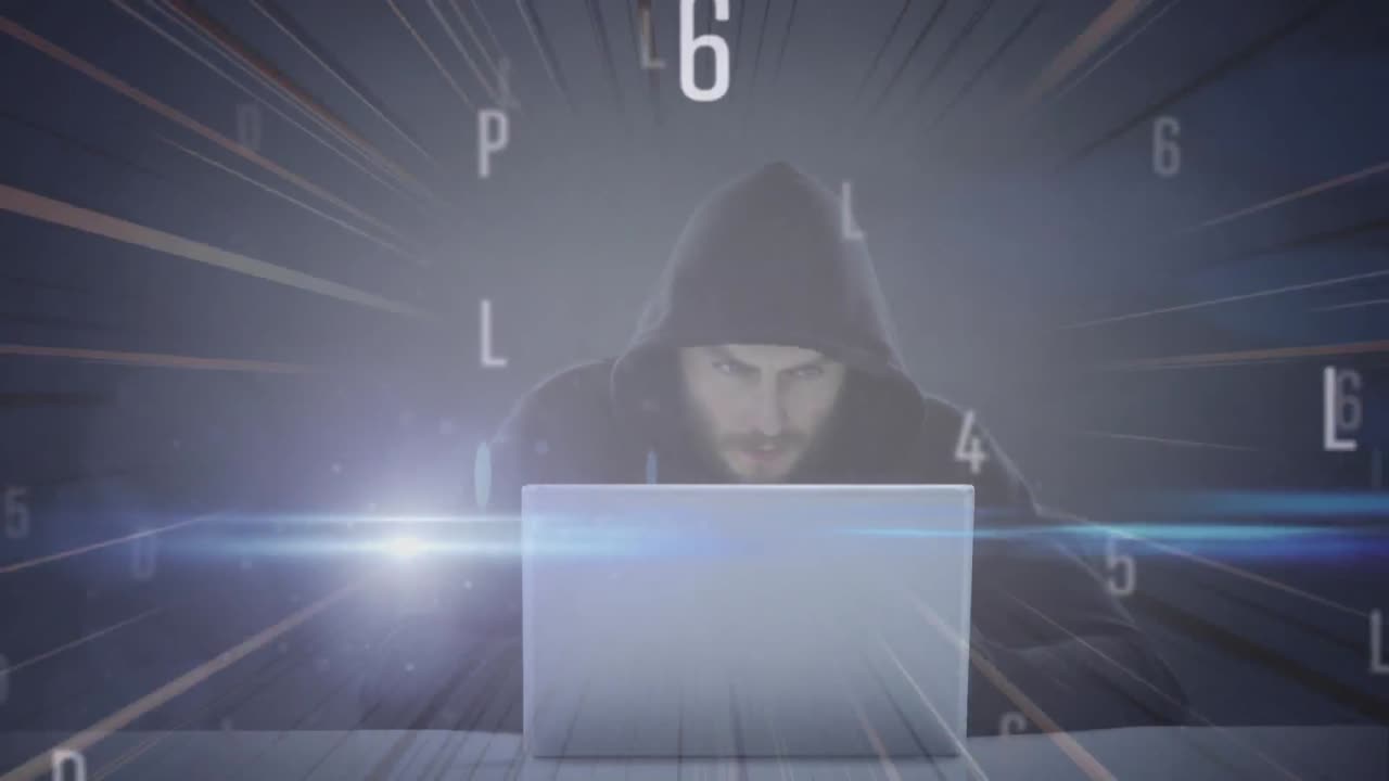 Animação de processamento de dados e luzes brilhantes sobre um hacker encapuzado usando um laptop em um quarto escuro