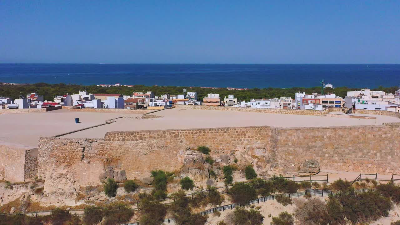 toma aérea brillante y soleada del castillo en